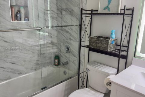 Townhouse in Hialeah, Florida 3 bedrooms, 137.77 sq.m. № 1954575 - photo 25