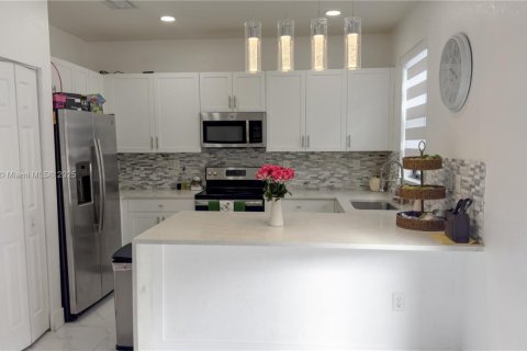 Townhouse in Hialeah, Florida 3 bedrooms, 137.77 sq.m. № 1954575 - photo 5