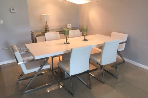 Copropriété à vendre à Sunny Isles Beach, Floride: 2 chambres, 126.07 m2 № 1979440 - photo 13