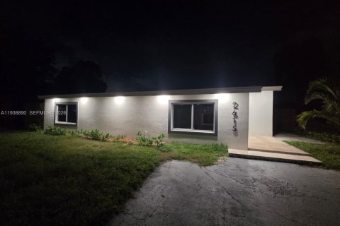 House in Margate, Florida 3 bedrooms, 125.33 sq.m. № 1996481