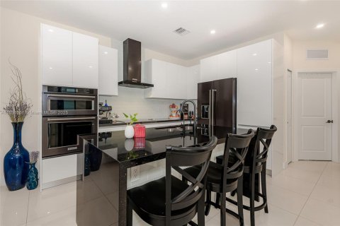 Adosado en venta en Miami, Florida, 4 dormitorios, 180.97 m2 № 1827497 - foto 12