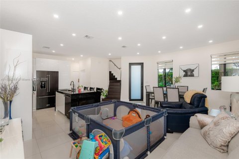 Adosado en venta en Miami, Florida, 4 dormitorios, 180.97 m2 № 1827497 - foto 9