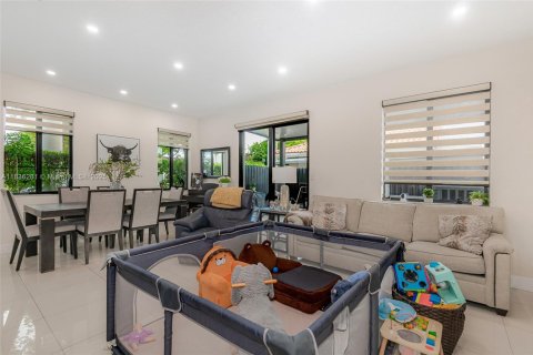 Adosado en venta en Miami, Florida, 4 dormitorios, 180.97 m2 № 1827497 - foto 8