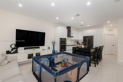 Adosado en venta en Miami, Florida, 4 dormitorios, 180.97 m2 № 1827497 - foto 10