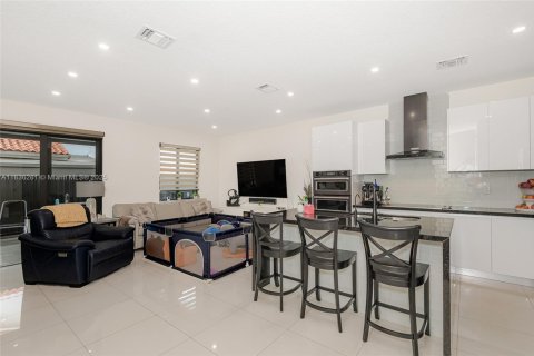 Adosado en venta en Miami, Florida, 4 dormitorios, 180.97 m2 № 1827497 - foto 5