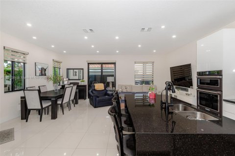 Adosado en venta en Miami, Florida, 4 dormitorios, 180.97 m2 № 1827497 - foto 6