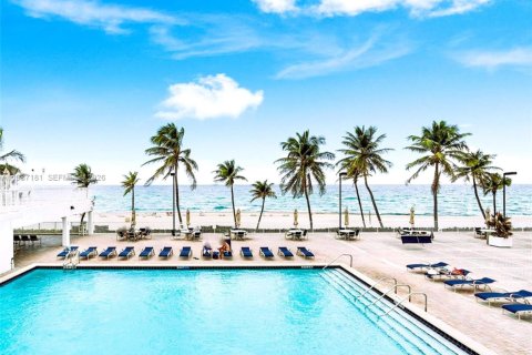 Copropriété à vendre à Hollywood, Floride: 2 chambres, 130.06 m2 № 2049621 - photo 14