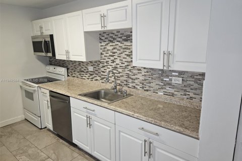 Condominio en venta en Miami Beach, Florida, 1 dormitorio, 93.83 m2 № 1999999 - foto 2