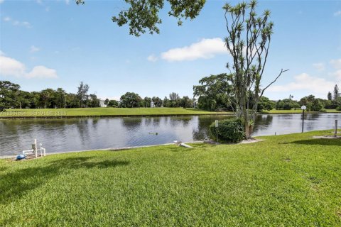 Condo in Lauderhill, Florida, 2 bedrooms № 2244236 - photo 12