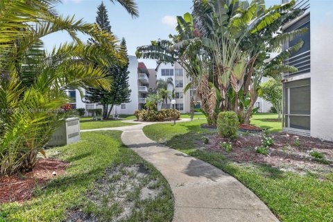 Condo in Lauderhill, Florida, 2 bedrooms № 2244236 - photo 11