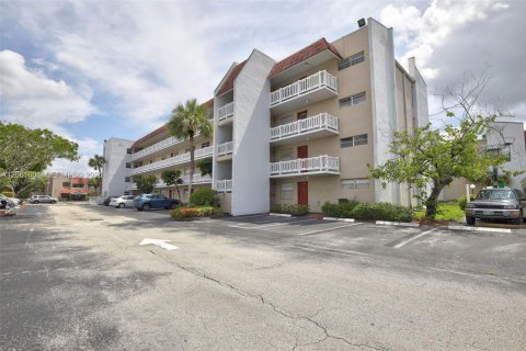 Condo in Lauderhill, Florida, 2 bedrooms № 2244236 - photo 3