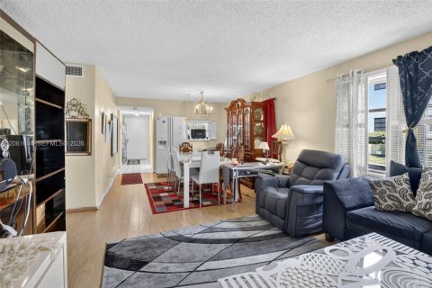Condo in Lauderhill, Florida, 2 bedrooms № 2244236 - photo 8