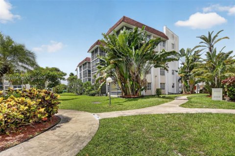 Condo in Lauderhill, Florida, 2 bedrooms № 2244236 - photo 13