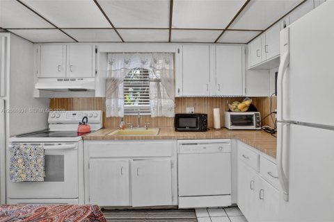 Condo in Lauderhill, Florida, 2 bedrooms № 2244236 - photo 6