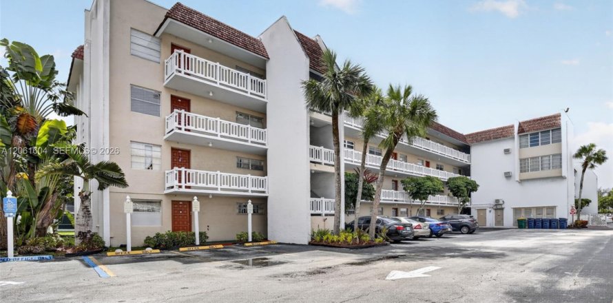 Condo in Lauderhill, Florida, 2 bedrooms № 2244236