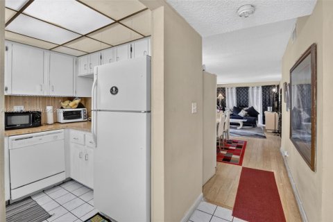 Condo in Lauderhill, Florida, 2 bedrooms № 2244236 - photo 5