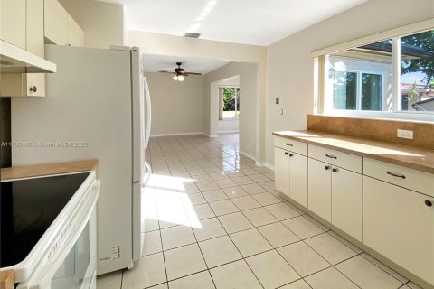 Снять в аренду виллу или дом в Майами, Флорида 3 спальни, 144.93м2, № 1952807 - фото 12