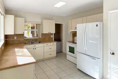 Снять в аренду виллу или дом в Майами, Флорида 3 спальни, 144.93м2, № 1952807 - фото 11
