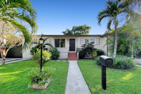 Снять в аренду виллу или дом в Майами, Флорида 3 спальни, 144.93м2, № 1952807 - фото 1