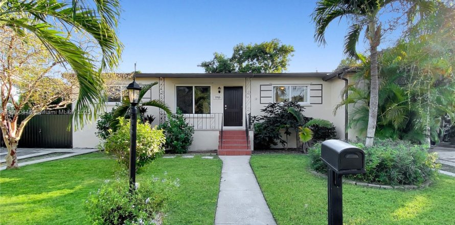 Дом в Майами, Флорида 3 спальни, 144.93м2 № 1952807