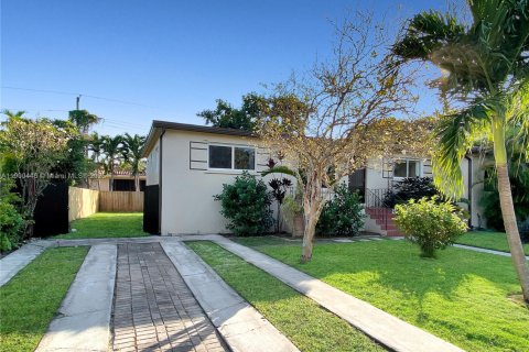 Снять в аренду виллу или дом в Майами, Флорида 3 спальни, 144.93м2, № 1952807 - фото 2