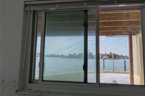 House in Saint Pete Beach, Florida 5 bedrooms, 240.06 sq.m. № 1673244 - photo 30