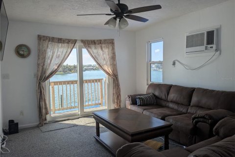 House in Saint Pete Beach, Florida 5 bedrooms, 240.06 sq.m. № 1673244 - photo 15