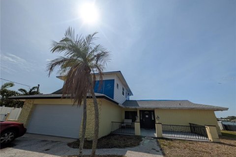 House in Saint Pete Beach, Florida 5 bedrooms, 240.06 sq.m. № 1673244 - photo 19