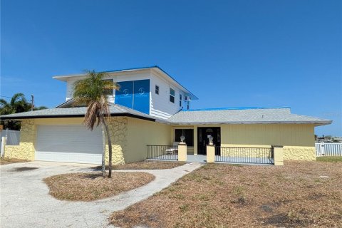 House in Saint Pete Beach, Florida 5 bedrooms, 240.06 sq.m. № 1673244 - photo 2
