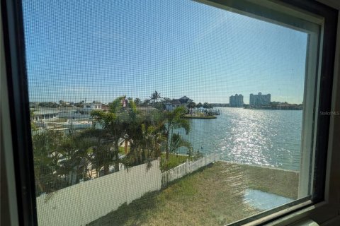 House in Saint Pete Beach, Florida 5 bedrooms, 240.06 sq.m. № 1673244 - photo 6