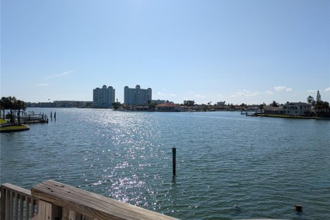 House in Saint Pete Beach, Florida 5 bedrooms, 240.06 sq.m. № 1673244 - photo 13
