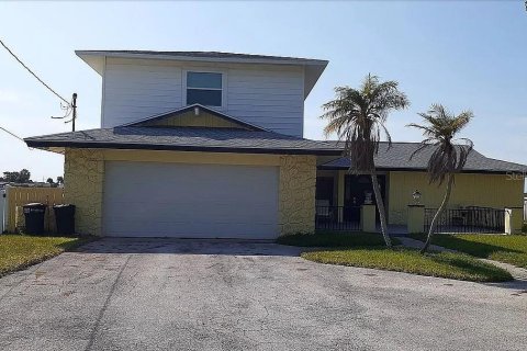 House in Saint Pete Beach, Florida 5 bedrooms, 240.06 sq.m. № 1673244 - photo 1