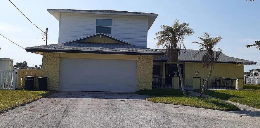 House in Saint Pete Beach, Florida 5 bedrooms, 240.06 sq.m. № 1673244