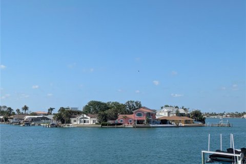 House in Saint Pete Beach, Florida 5 bedrooms, 240.06 sq.m. № 1673244 - photo 12