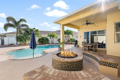 House in Port St. Lucie, Florida 3 bedrooms, 213.4 sq.m. № 2178123 - photo 2
