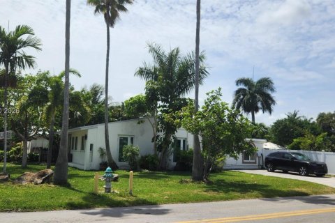 Casa en venta en Hollywood, Florida, 5 dormitorios, 140.47 m2 № 1999701 - foto 2