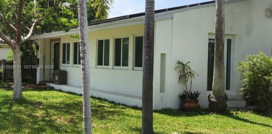 Casa en Hollywood, Florida 5 dormitorios, 140.47 m2 № 1999701