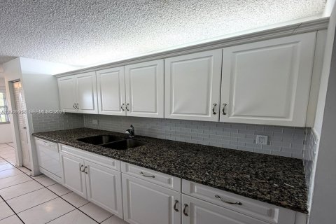 Copropriété à louer à Pembroke Pines, Floride: 2 chambres, 102.19 m2 № 2170965 - photo 4
