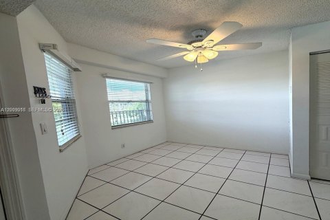Copropriété à louer à Pembroke Pines, Floride: 2 chambres, 102.19 m2 № 2170965 - photo 17