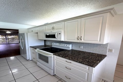 Copropriété à louer à Pembroke Pines, Floride: 2 chambres, 102.19 m2 № 2170965 - photo 2