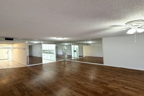Copropriété à louer à Pembroke Pines, Floride: 2 chambres, 102.19 m2 № 2170965 - photo 9