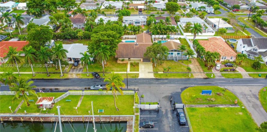 Дом в Дания-Бич, Флорида 3 спальни, 232.72м2 № 2066325