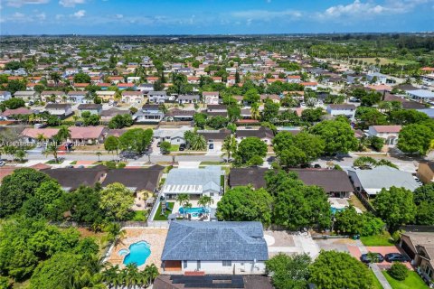 Casa en venta en Miami, Florida, 4 dormitorios, 163.97 m2 № 2035671 - foto 4