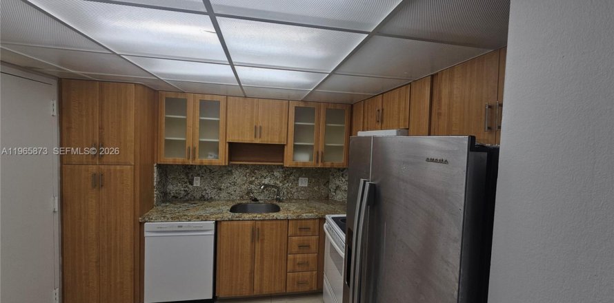 Кондоминиум с 2 спальнями в Халландейл-Бич, Флорида № 2033997