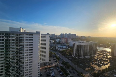 Снять в аренду кондоминиум в Халландейл-Бич, Флорида 2 спальни, 115.2м2, № 2033997 - фото 16