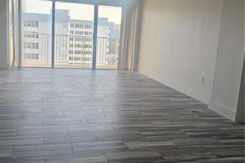 Снять в аренду кондоминиум в Халландейл-Бич, Флорида 2 спальни, 115.2м2, № 2033997 - фото 9