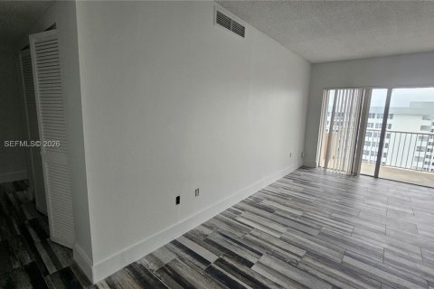 Снять в аренду кондоминиум в Халландейл-Бич, Флорида 2 спальни, 115.2м2, № 2033997 - фото 3