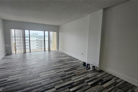 Снять в аренду кондоминиум в Халландейл-Бич, Флорида 2 спальни, 115.2м2, № 2033997 - фото 2