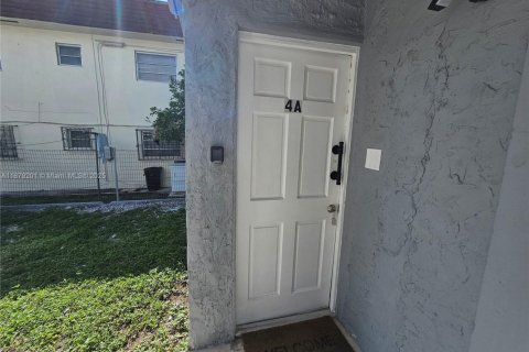 Commercial property in Miami, Florida 27.87 sq.m. № 1945648 - photo 1