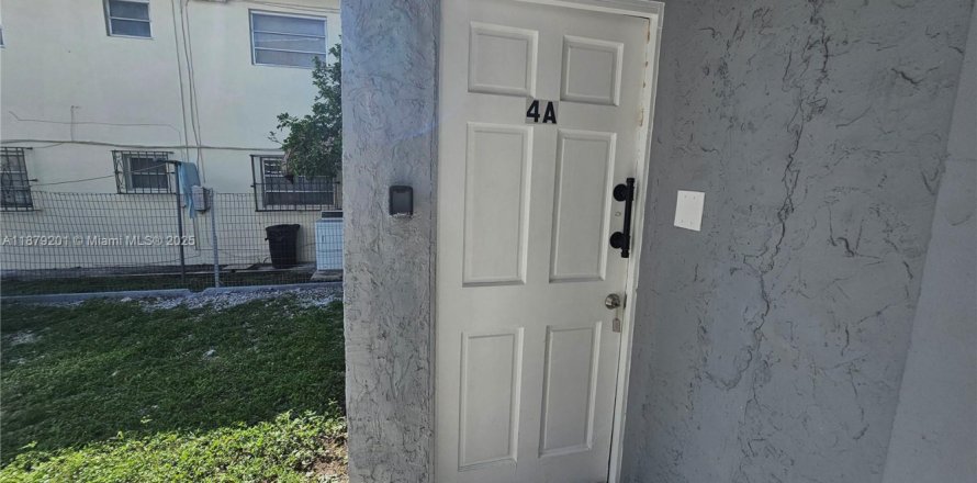 Commercial property in Miami, Florida 27.87 sq.m. № 1945648